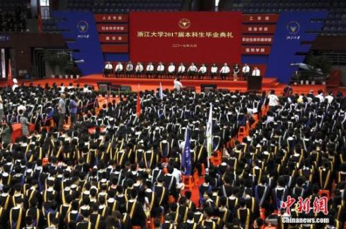 資料圖:浙大學(xué)生參與學(xué)位授予儀式。 中新社記者 夏森森 攝 點(diǎn)擊進(jìn)入下一頁