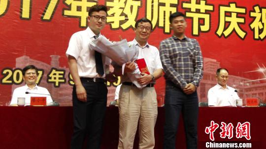 湖南一高校斥資百萬重獎(jiǎng)一線教師(圖)
